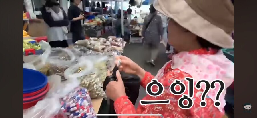 과자가게 무전취식하는 할머니_1.jpg
