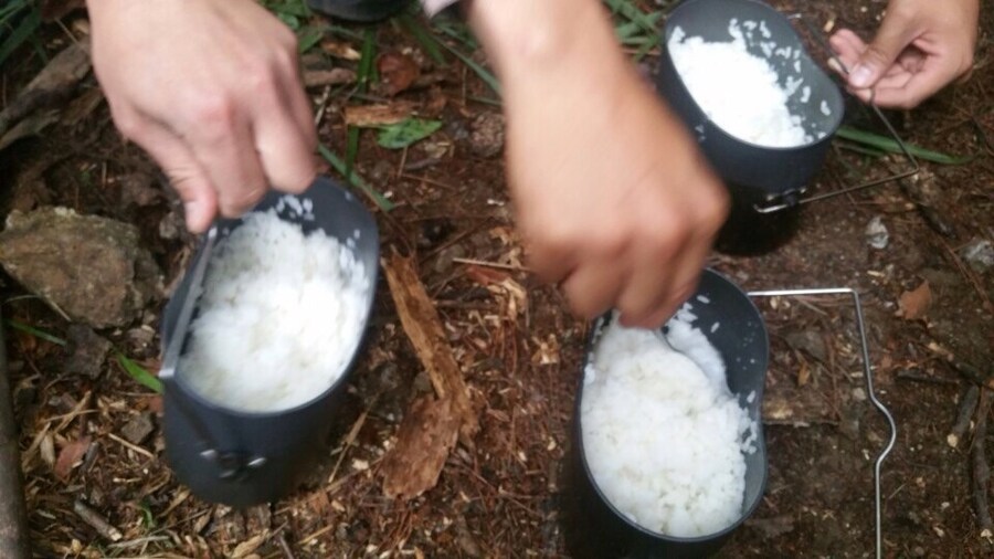 군바리때 겨울에 훈련나가서 반합으로 밥지어먹었는데_1.jpg