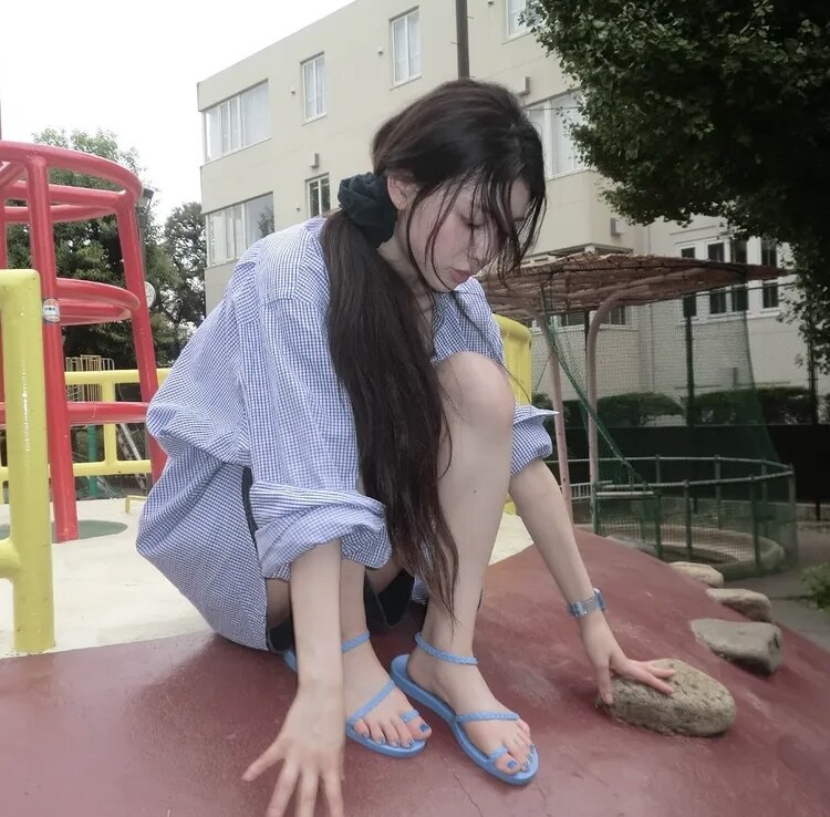 아일릿) 日놀이터 위를 올라간 사카이 모카 (境萌花)_1.jpg