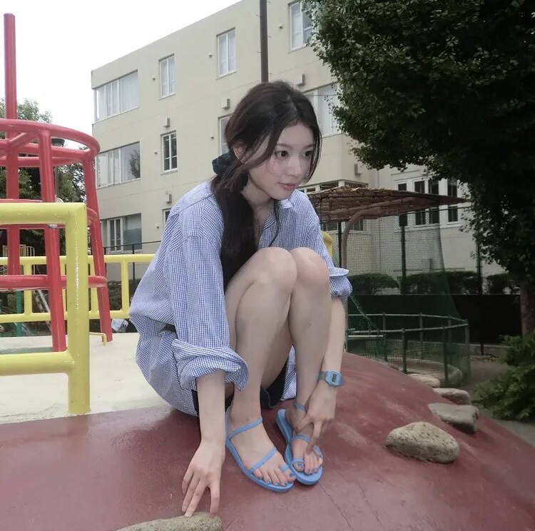 아일릿) 日놀이터 위를 올라간 사카이 모카 (境萌花)_3.jpg