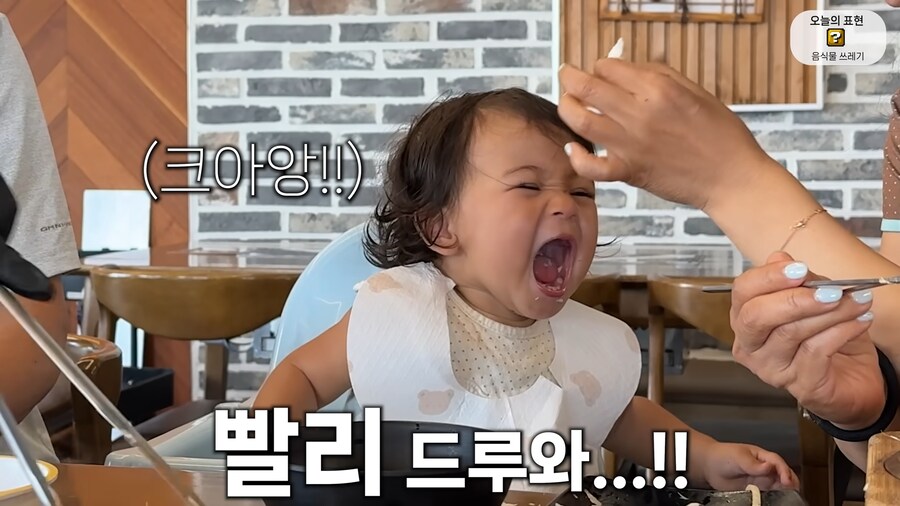 유튜브) 갈치, 흑돼지 먹는 올리버샘네 둘째딸_15.png