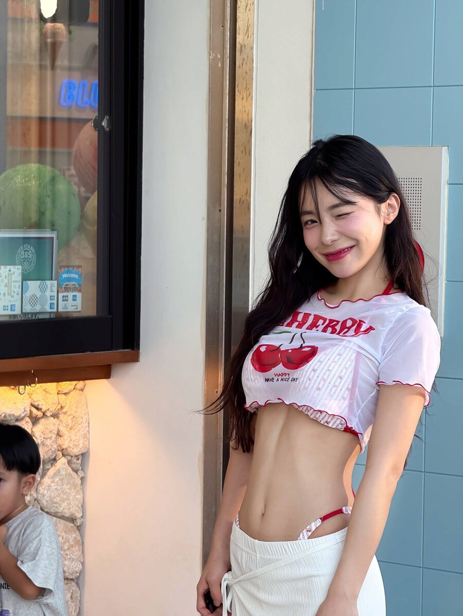 대만에서 인기 많은 한국인 치어리더 누나 수영복...jpg_4.png