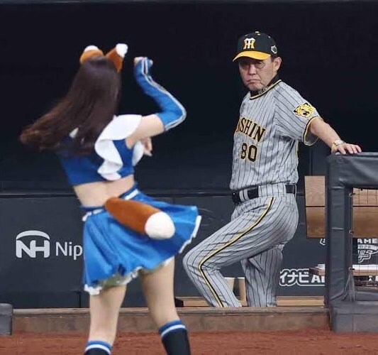 치어리더와 섹시 대결하는 선수_1.jpg