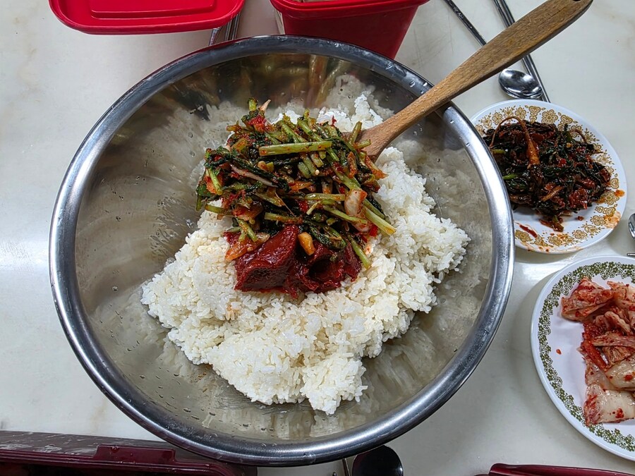 직장에서 3천원씩 걷어서 해먹는 점심 열무비빔밥 된장찌개_6.jpg
