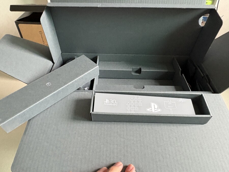 플레이스테이션 30주년 콘솔 언박싱_16.jpg