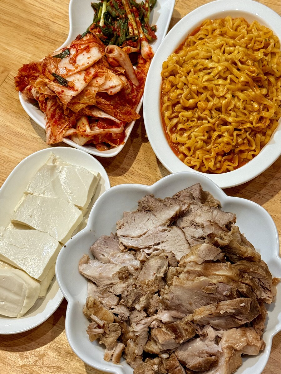 혐) 귓구멍에서 피지 뽑기.mp4_1.jpg