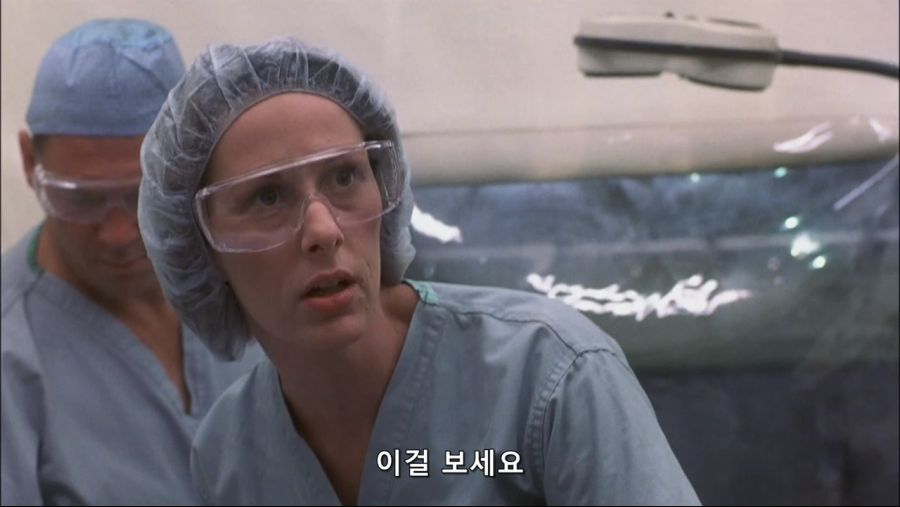 영화속 몸속에 벌레가 들어와서 고생한 남자_9.jpg
