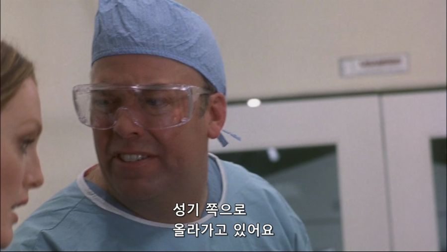 영화속 몸속에 벌레가 들어와서 고생한 남자_11.jpg