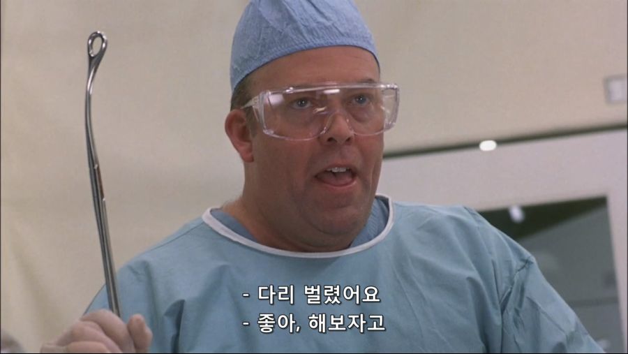 영화속 몸속에 벌레가 들어와서 고생한 남자_24.jpg