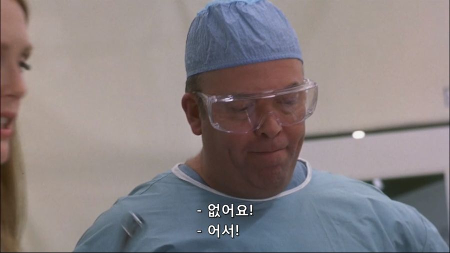 영화속 몸속에 벌레가 들어와서 고생한 남자_20.jpg