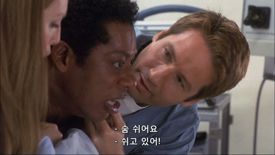 영화속 몸속에 벌레가 들어와서 고생한 남자_28.jpg