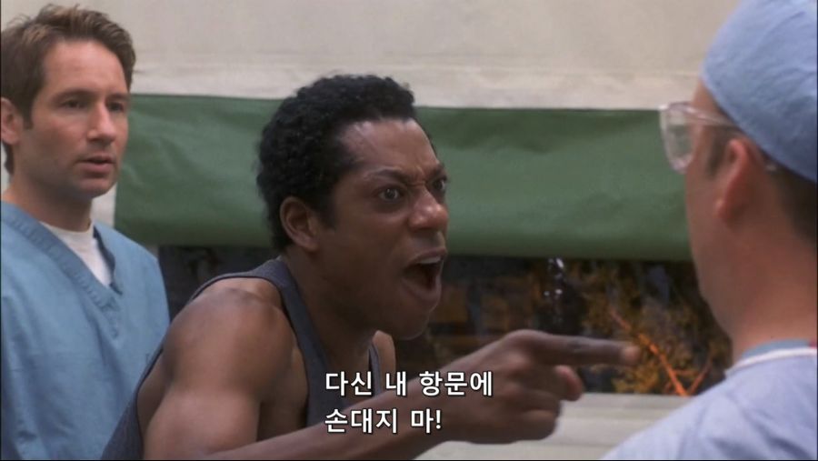 영화속 몸속에 벌레가 들어와서 고생한 남자_32.jpg