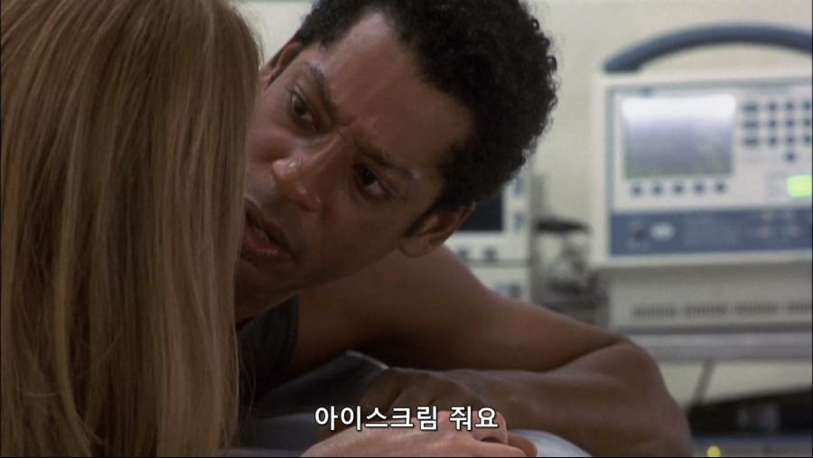 영화속 몸속에 벌레가 들어와서 고생한 남자_35.jpg