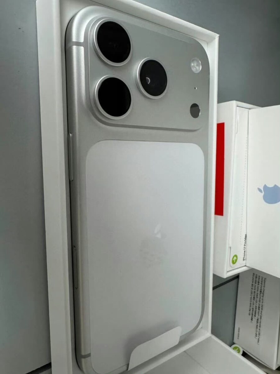 아이폰 17 프로 실버, 딥블루 사진_1.jpg
