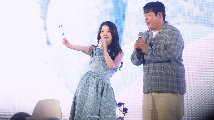 2025.09.13 아이유 팬밋업 '마쉬멜로우' 직캠(Bluewing)_1.jpg