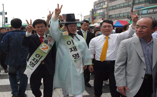 [희귀 자료] 한복에 갓 쓰고 유세하는 이재명_4.jpg