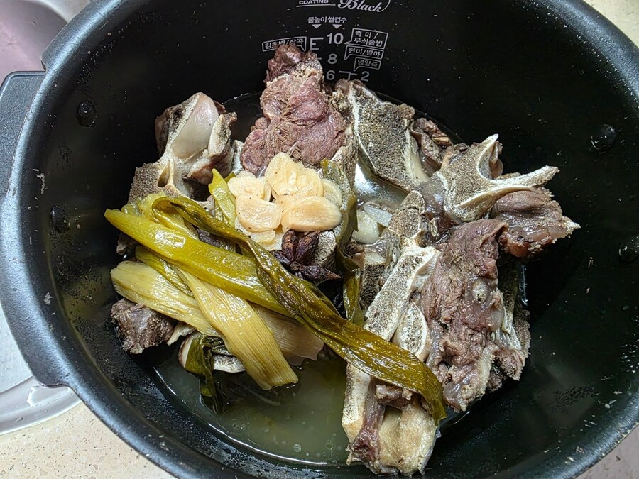 직장에서 3천원씩 걷어서 해먹는 점심 소목뼈갈비탕_4.jpg