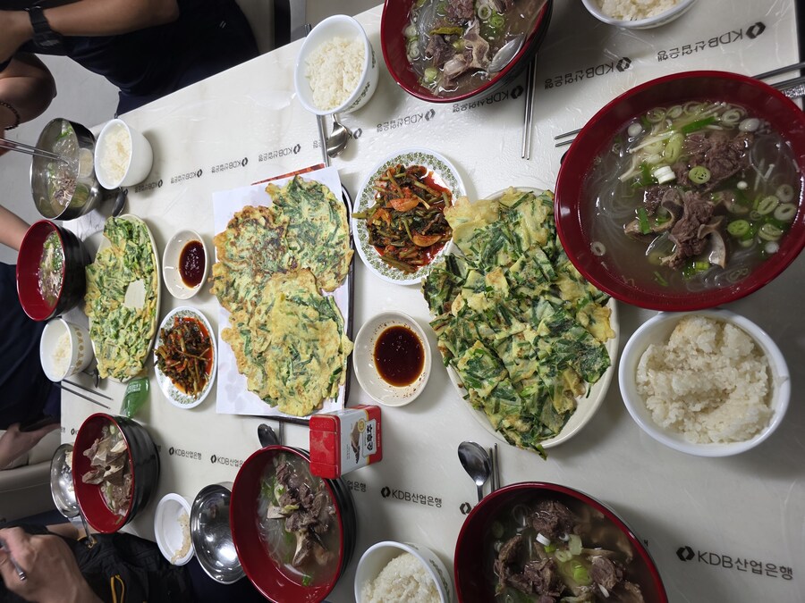 직장에서 3천원씩 걷어서 해먹는 점심 소목뼈갈비탕_9.jpg