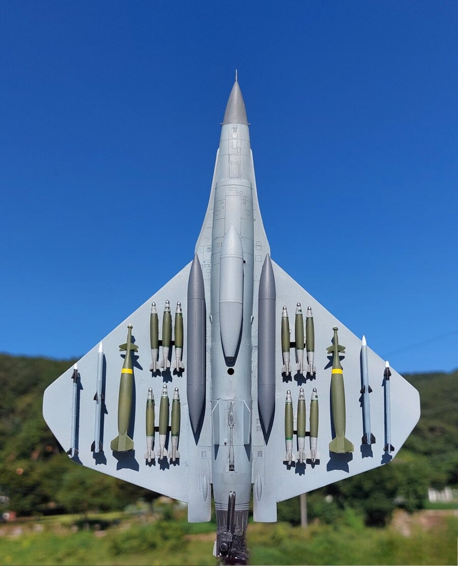 [이건 SF인가? 스케일인가?...] 아카데미 1/72 F16 커스텀_15.jpg