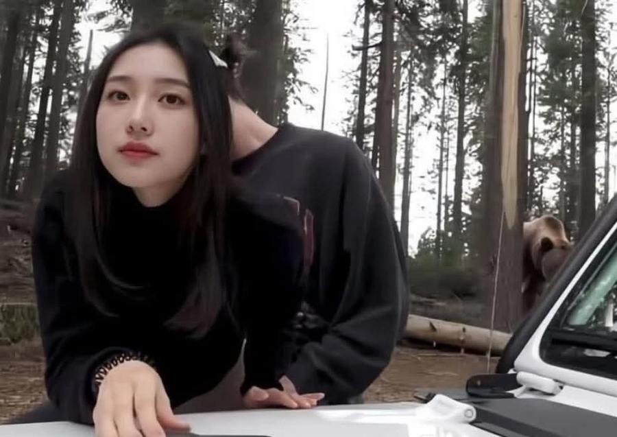 후방이 아찔해지는 야외 데이트🥵_1.webp