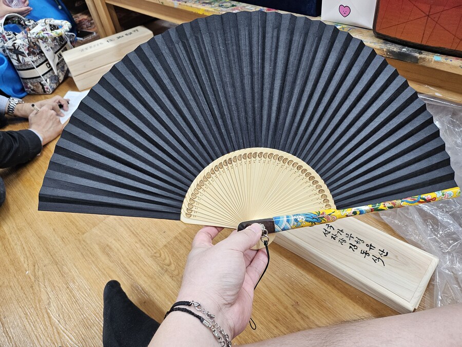 1년걸린 국가무형유산 두분이 제작한 부채_10.jpg