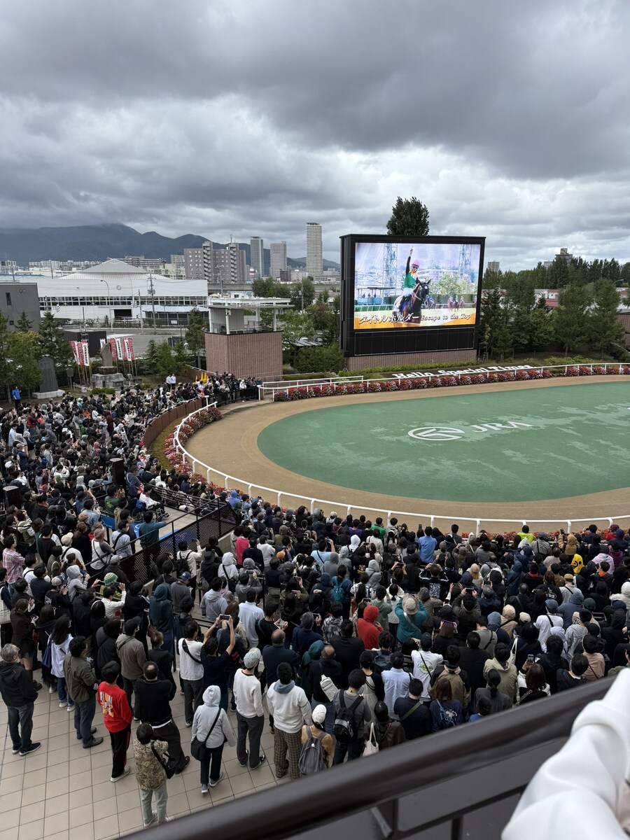 경마, 말딸 혈통) 은퇴 경주마의 팬미팅 행사에 구름처럼 몰려온 팬들._4.jpg