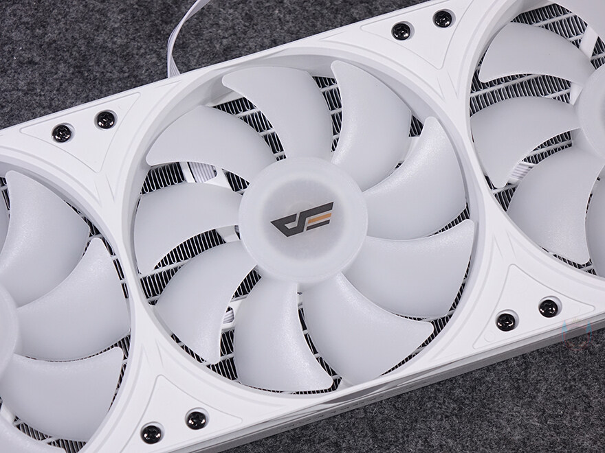 가격 부담 없는 아름다운 360 수랭 쿨러! 다크플래쉬 아쿠아루믹 DL-360_15.jpg