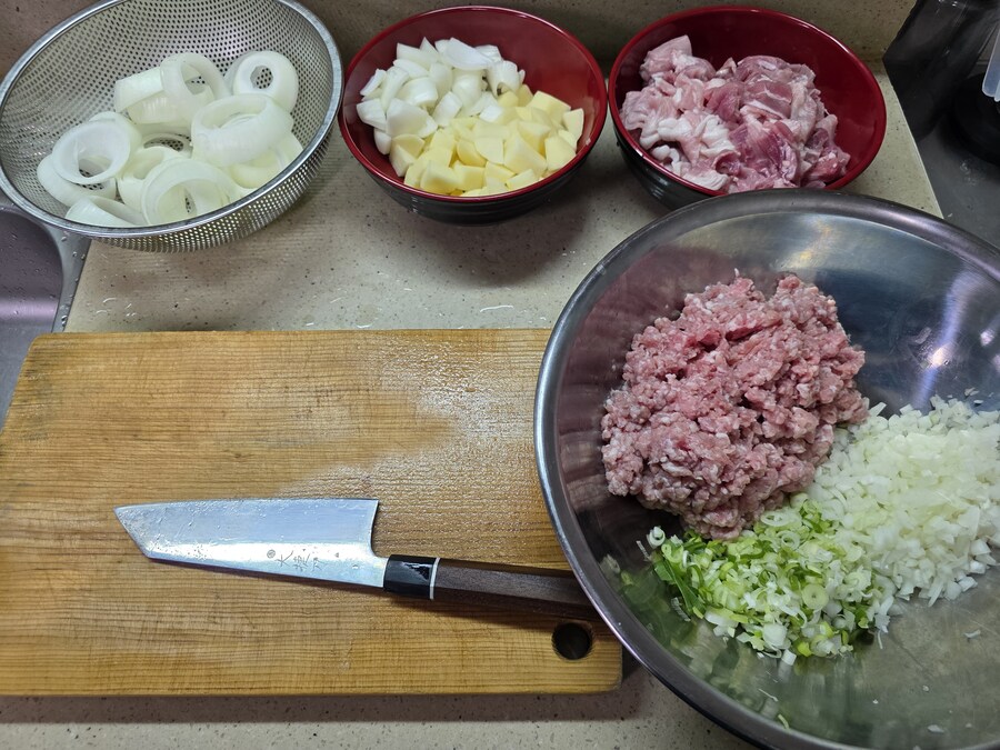 직장에서 3천원씩 걷어서 해먹는 점심 양파동그랑땡 미소돼지고기장국_2.jpg