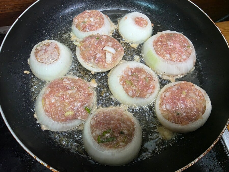 직장에서 3천원씩 걷어서 해먹는 점심 양파동그랑땡 미소돼지고기장국_8.jpg