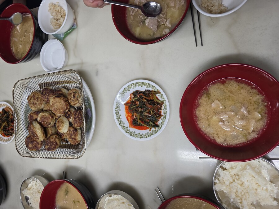 직장에서 3천원씩 걷어서 해먹는 점심 양파동그랑땡 미소돼지고기장국_9.jpg