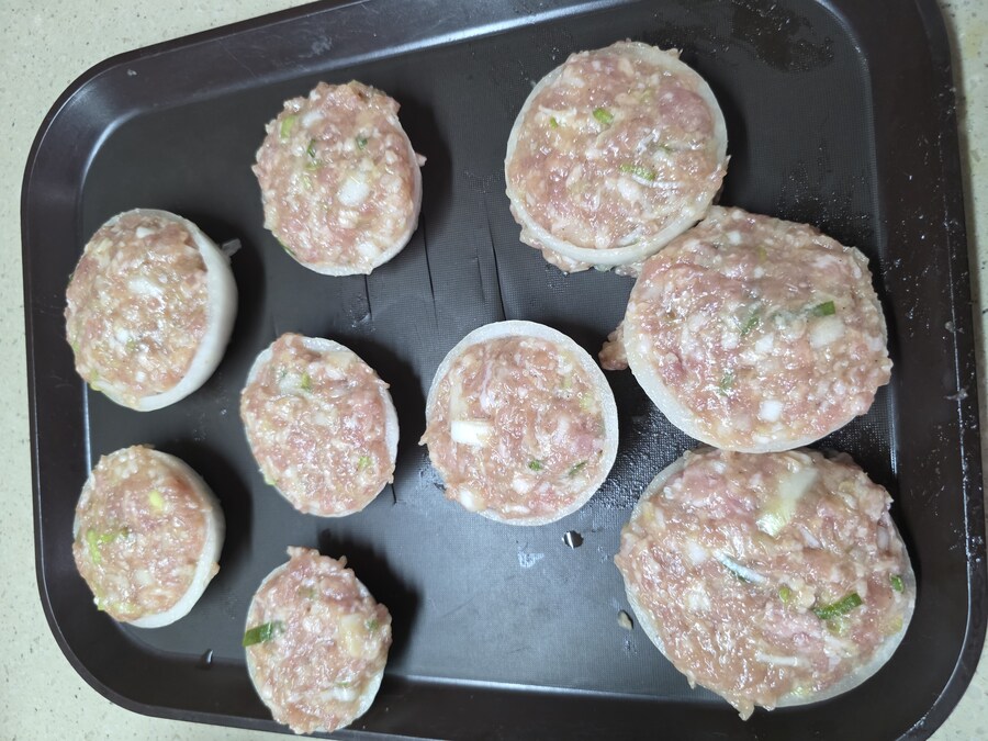 직장에서 3천원씩 걷어서 해먹는 점심 양파동그랑땡 미소돼지고기장국_7.jpg