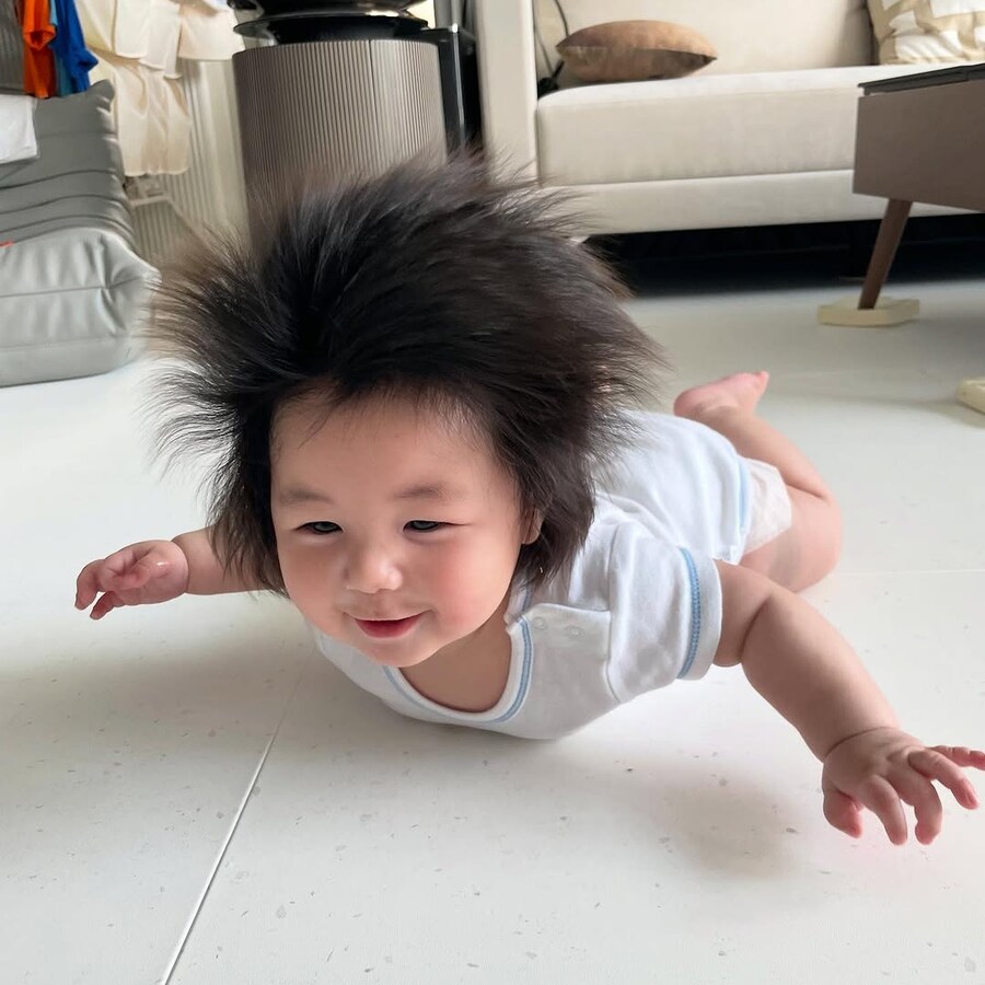 드디어 머리가 내려온 심형탁 아들_9.jpg