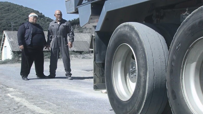 지나가던 유부녀를 습격하는 남자들_24.jpg