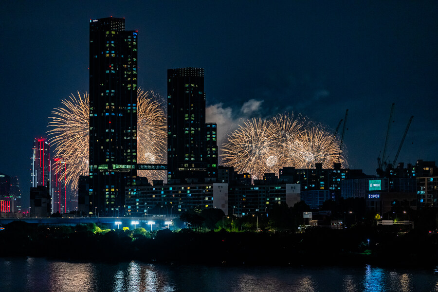 [스압] 하루 늦었지만 반포대교에서 바라본 여의도 불꽃 축제_5.jpg