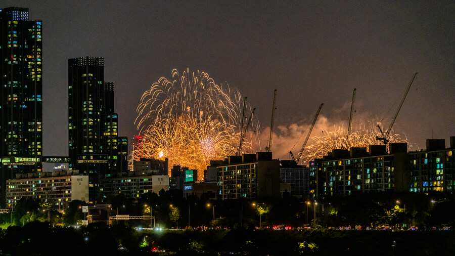 [스압] 하루 늦었지만 반포대교에서 바라본 여의도 불꽃 축제_9.jpg