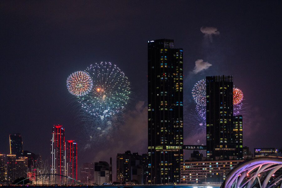 [스압] 하루 늦었지만 반포대교에서 바라본 여의도 불꽃 축제_16.jpg