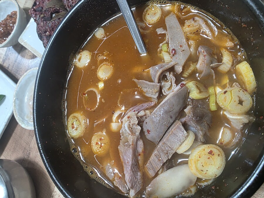 초저녁부터 동네사람들 술판 벌이는 순대국집_4.jpg