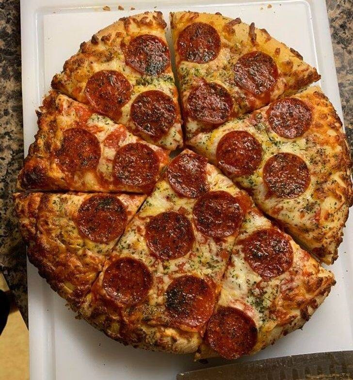 최대한 페퍼로니를 살린 피자 절단법🍕_1.jpg