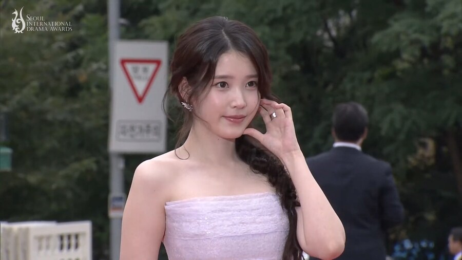 아이유 서울드라마어워즈 2025 레드카펫 [LIVE]_4.jpg