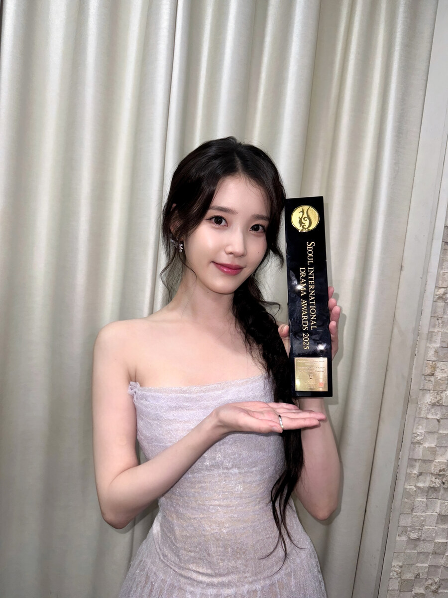 아이유 여자연기자상 수상 “나의 애순이, 엄마 사랑해”_1.jpg