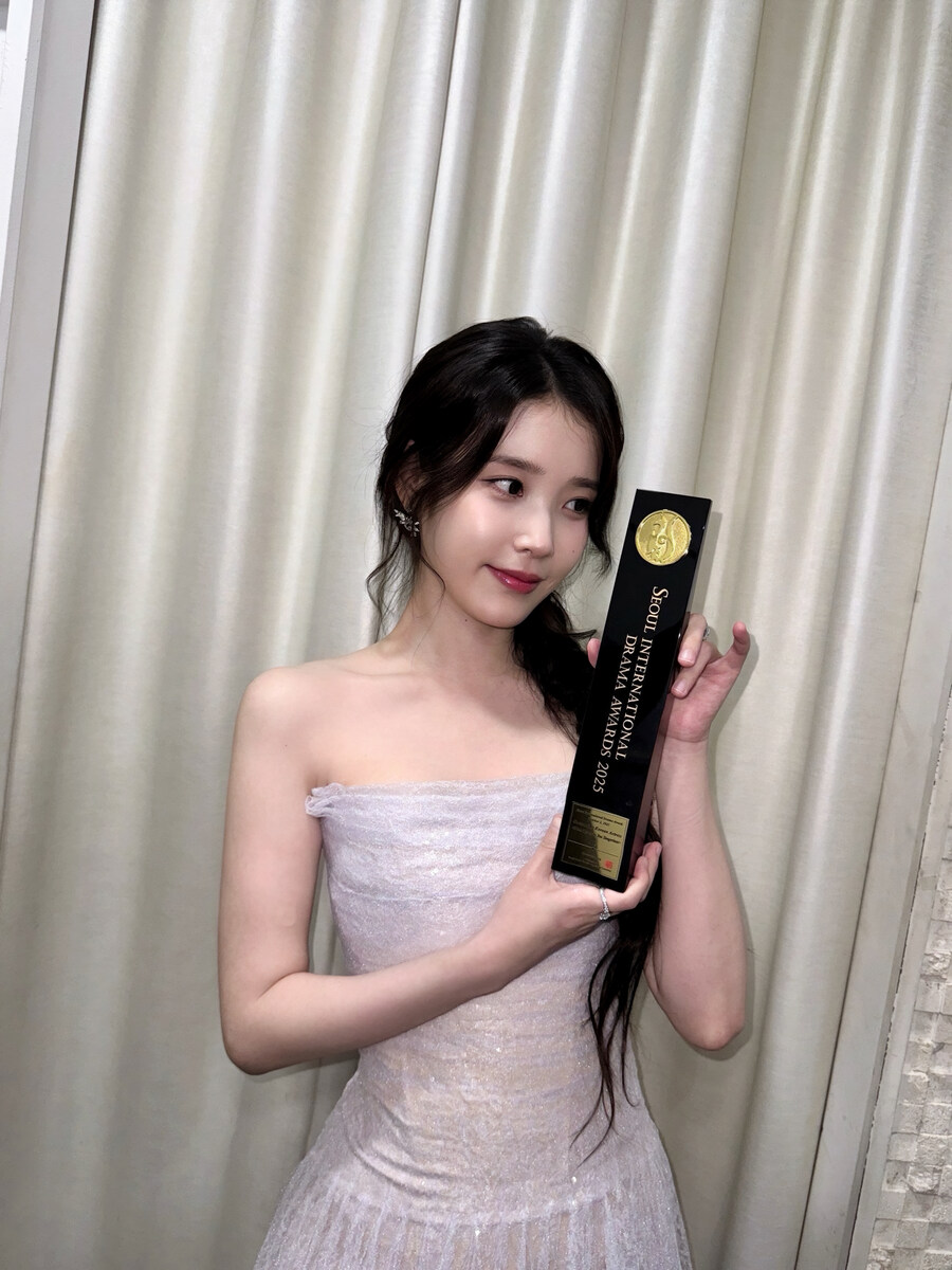 아이유 여자연기자상 수상 “나의 애순이, 엄마 사랑해”_3.jpg