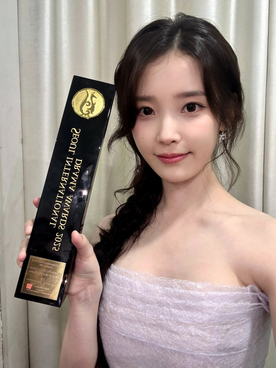 아이유 여자연기자상 수상 “나의 애순이, 엄마 사랑해”_4.jpg