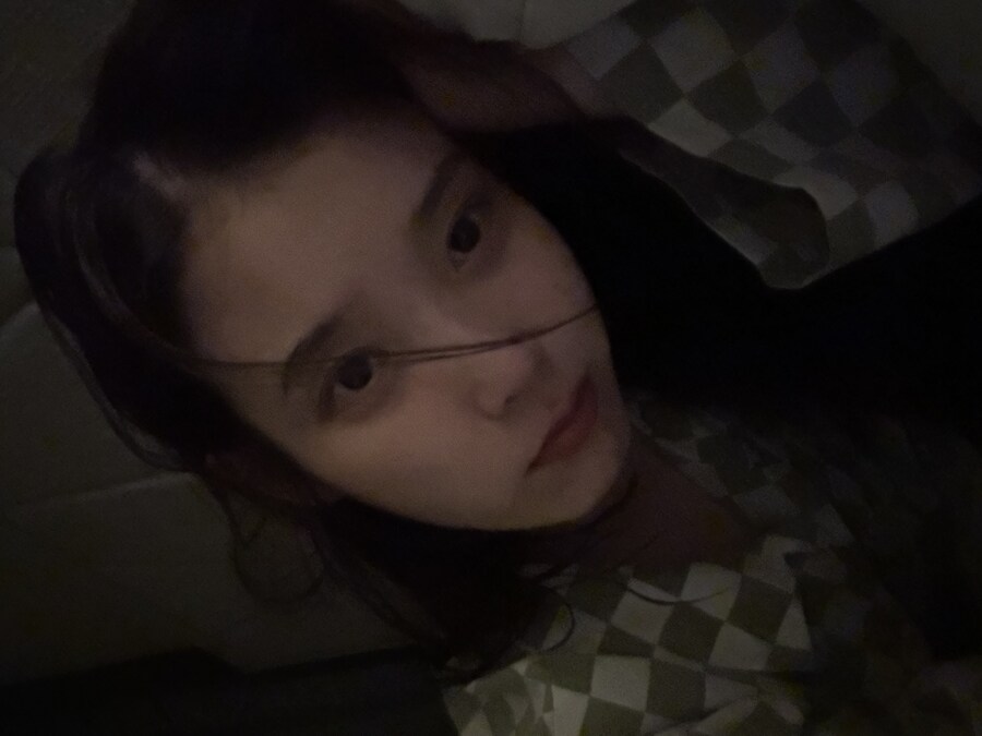 2025.10.04 아이유 베리즈 포스트(하품 셀카)_2.jpg