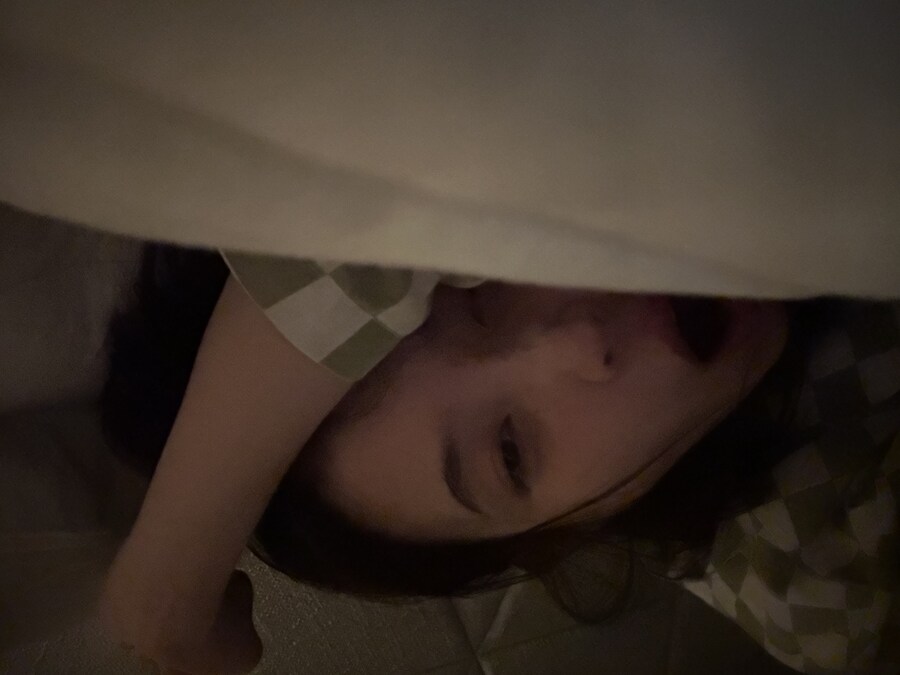 2025.10.04 아이유 베리즈 포스트(하품 셀카)_3.jpg