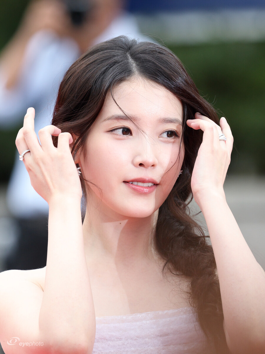 2025.10.02 서울드라마어워즈 아이유(eyephoto)_2.jpg
