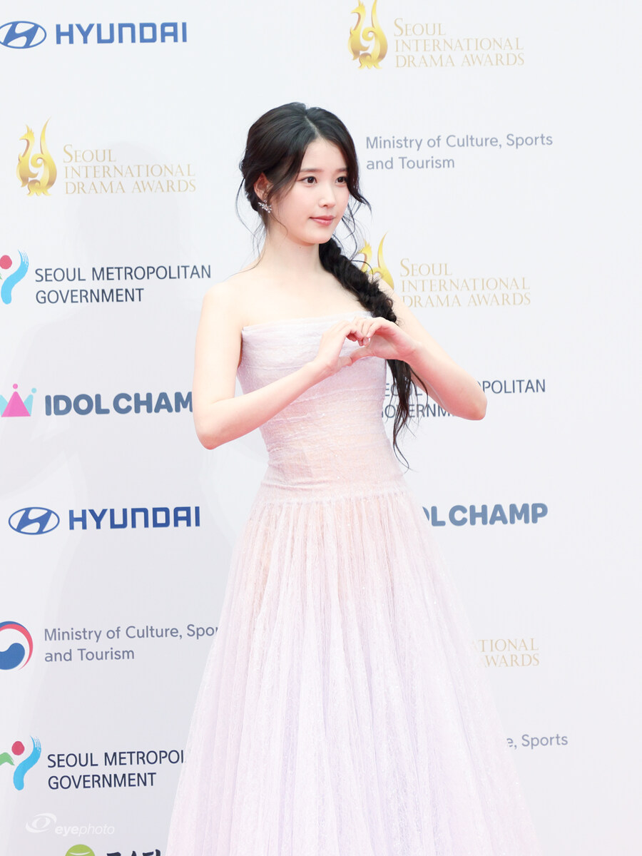 2025.10.02 서울드라마어워즈 아이유(eyephoto)_8.jpg