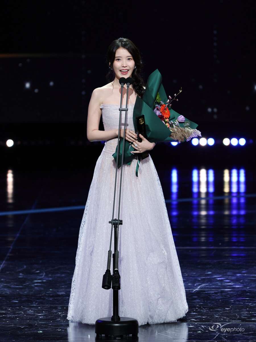 2025.10.02 서울드라마어워즈 아이유(eyephoto)_12.jpg