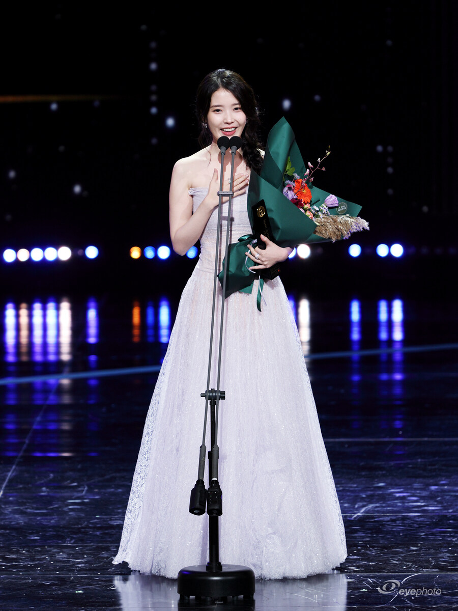 2025.10.02 서울드라마어워즈 아이유(eyephoto)_14.jpg
