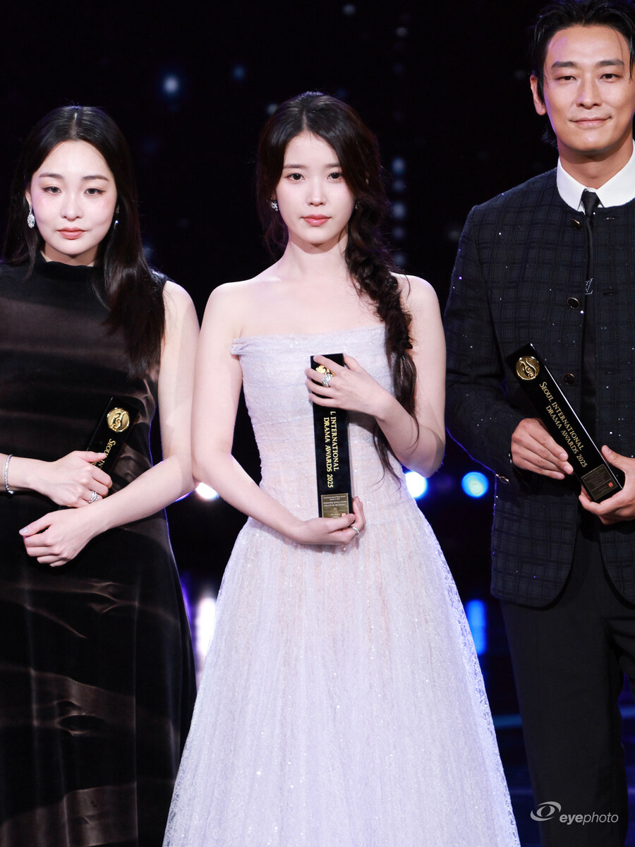 2025.10.02 서울드라마어워즈 아이유(eyephoto)_18.jpg