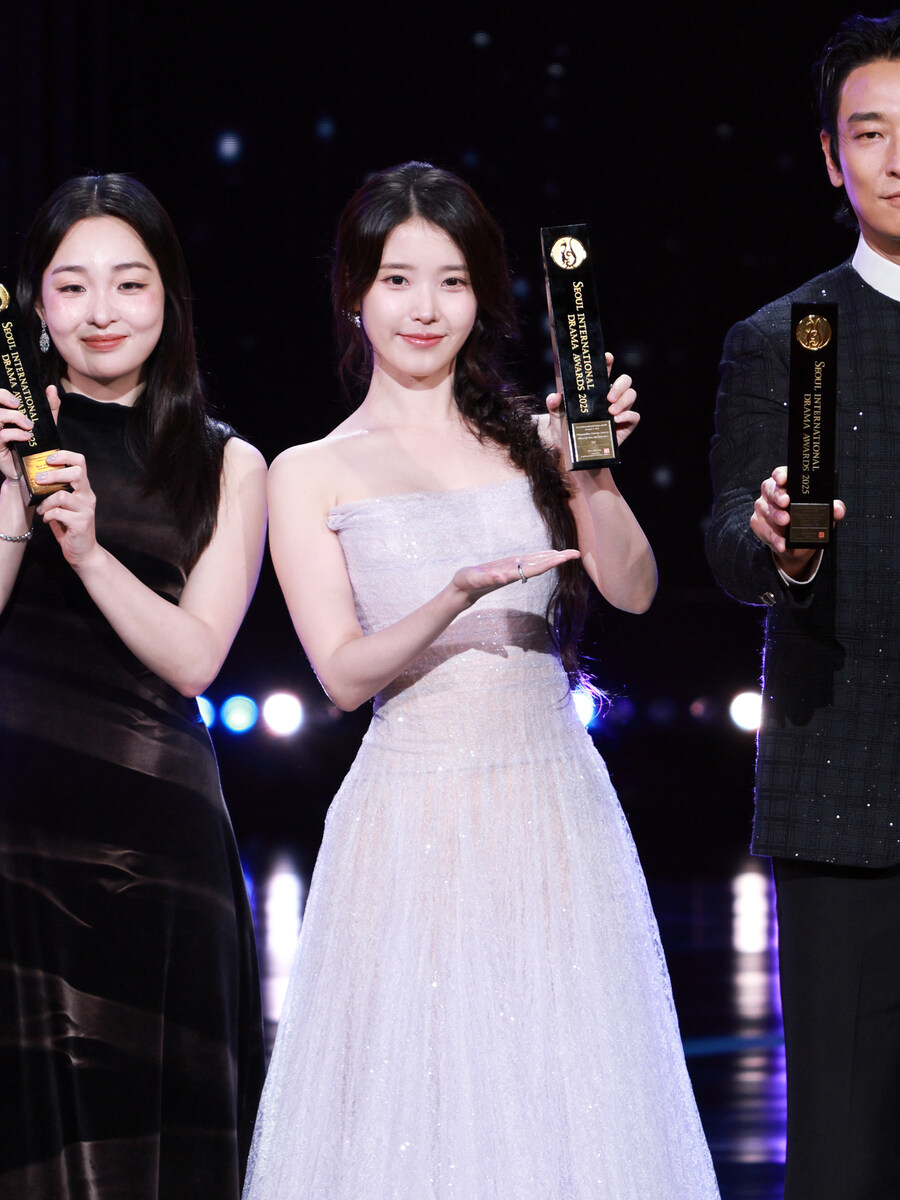 2025.10.02 서울드라마어워즈 아이유(eyephoto)_25.jpg